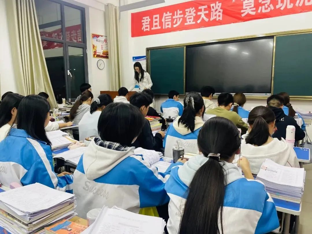 高效晚自习,潜心备高考——成功高考六校学子晚自习备考日常-第3张图片-四季读书网