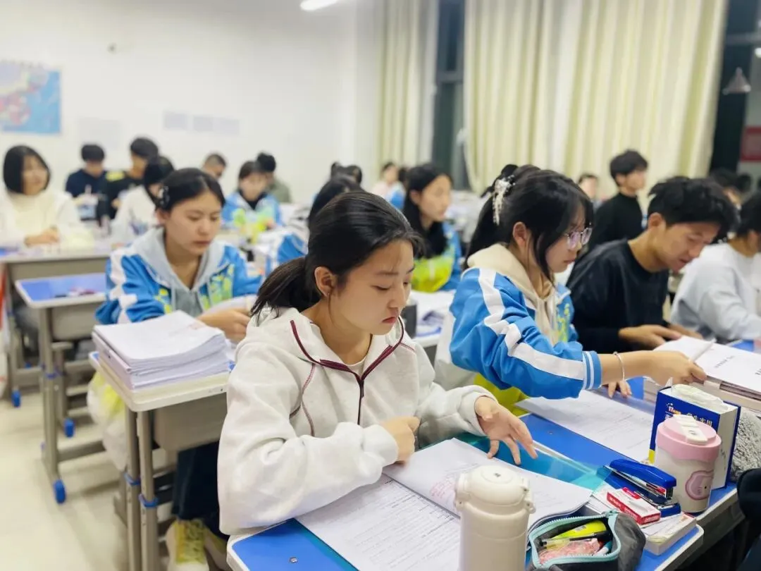 高效晚自习,潜心备高考——成功高考六校学子晚自习备考日常-第4张图片-四季读书网