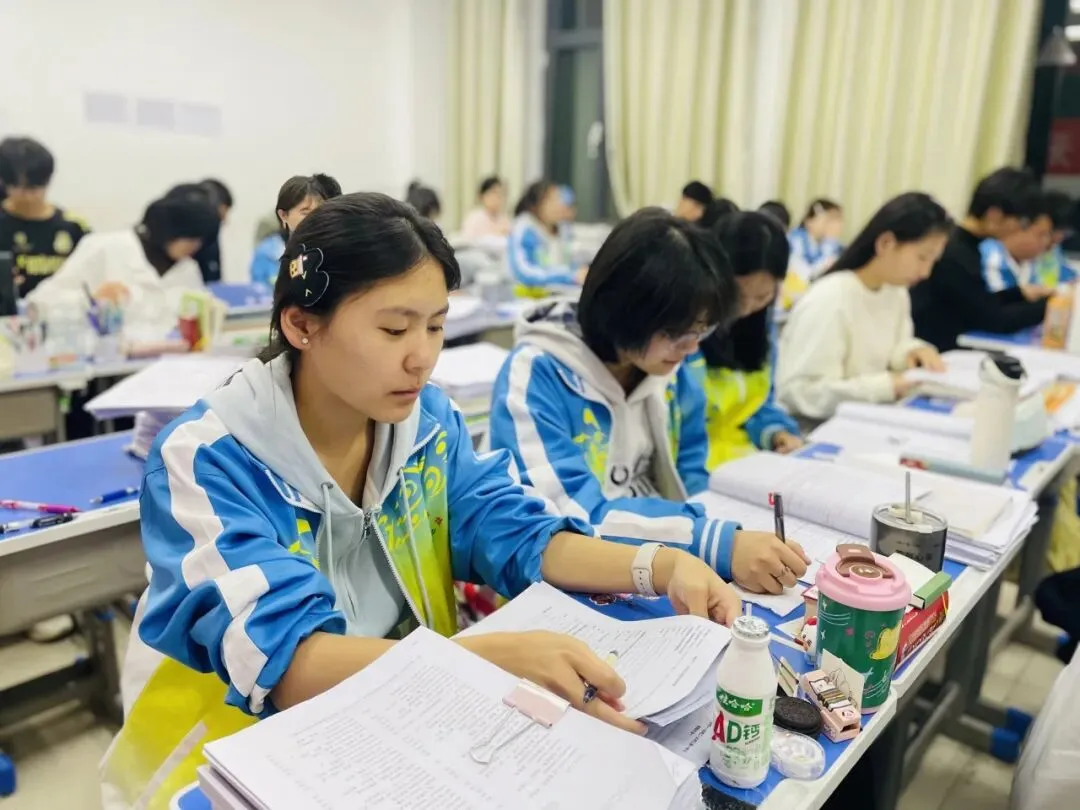 高效晚自习,潜心备高考——成功高考六校学子晚自习备考日常-第5张图片-四季读书网