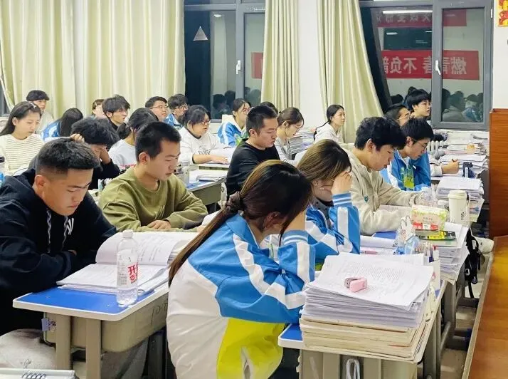 高效晚自习,潜心备高考——成功高考六校学子晚自习备考日常-第7张图片-四季读书网