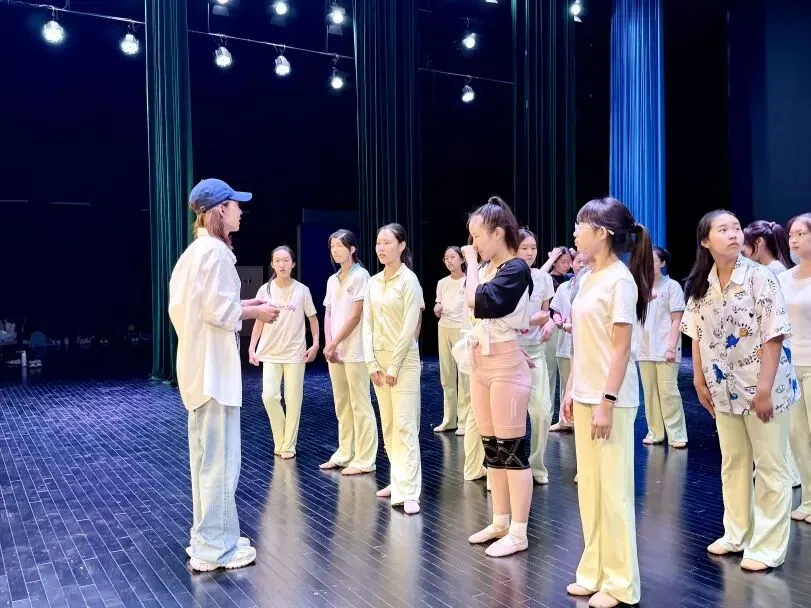 籽聚同心 舞耀韶华|红石榴舞蹈社团初三优秀成员结业表彰仪式圆满举行-第13张图片-四季读书网