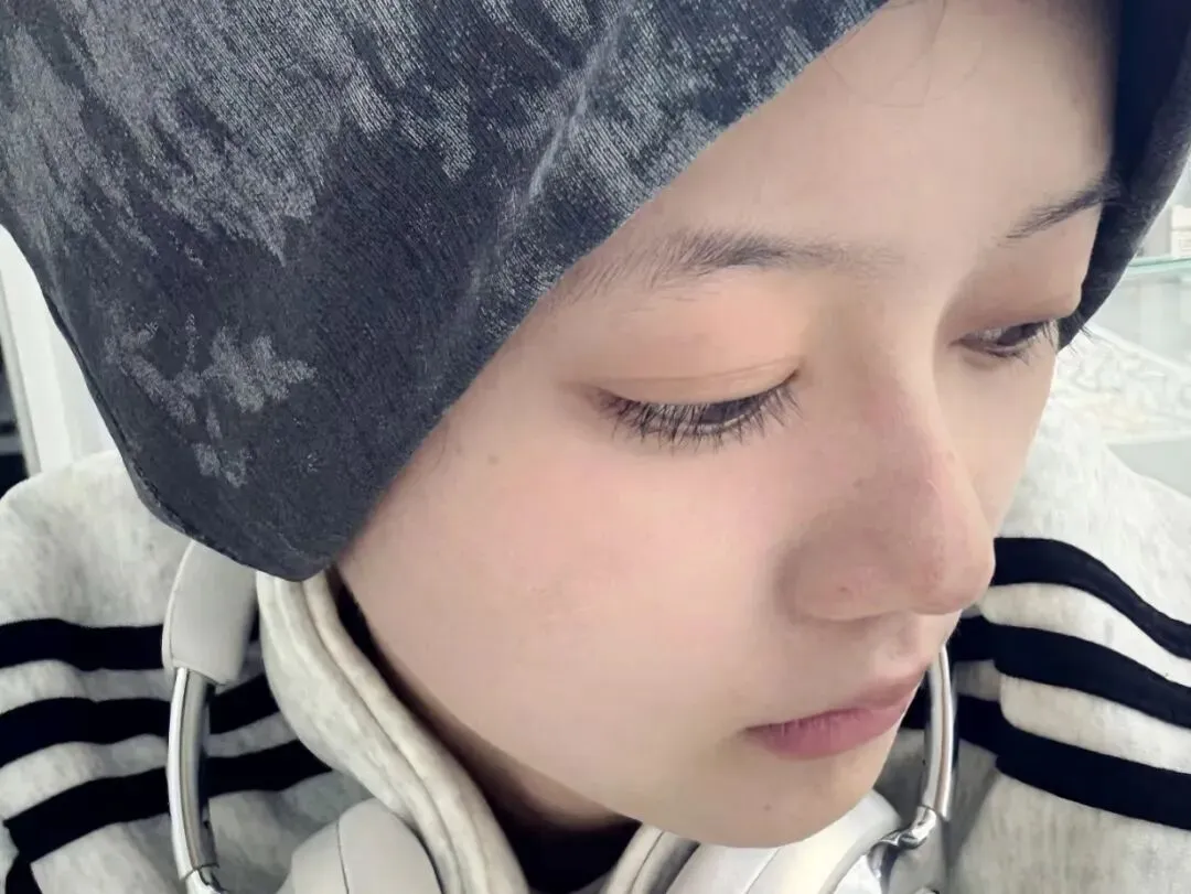 初一女儿偷玩豆包,我看了她搜的东西,气不过揍了她一顿,还把她头发剪成了男孩子的头.-第2张图片-四季读书网