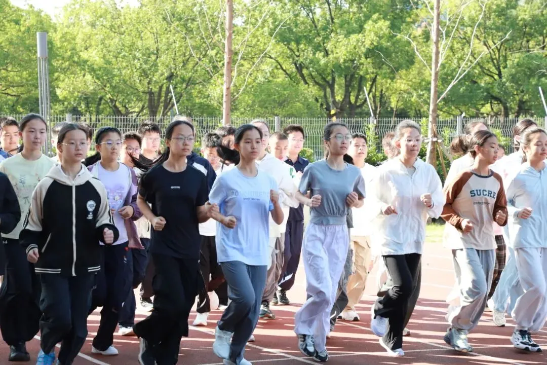 我校初一初二年级队列训练圆满收官‖步履铿锵少年志,青春新程展风采-第5张图片-四季读书网