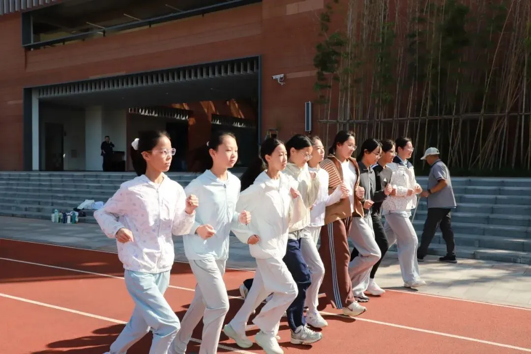 我校初一初二年级队列训练圆满收官‖步履铿锵少年志,青春新程展风采-第6张图片-四季读书网