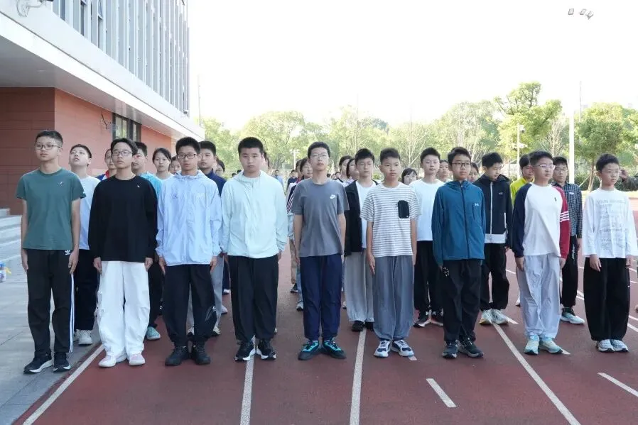 我校初一初二年级队列训练圆满收官‖步履铿锵少年志,青春新程展风采-第9张图片-四季读书网
