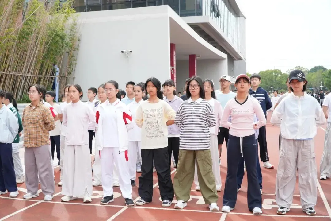 我校初一初二年级队列训练圆满收官‖步履铿锵少年志,青春新程展风采-第10张图片-四季读书网