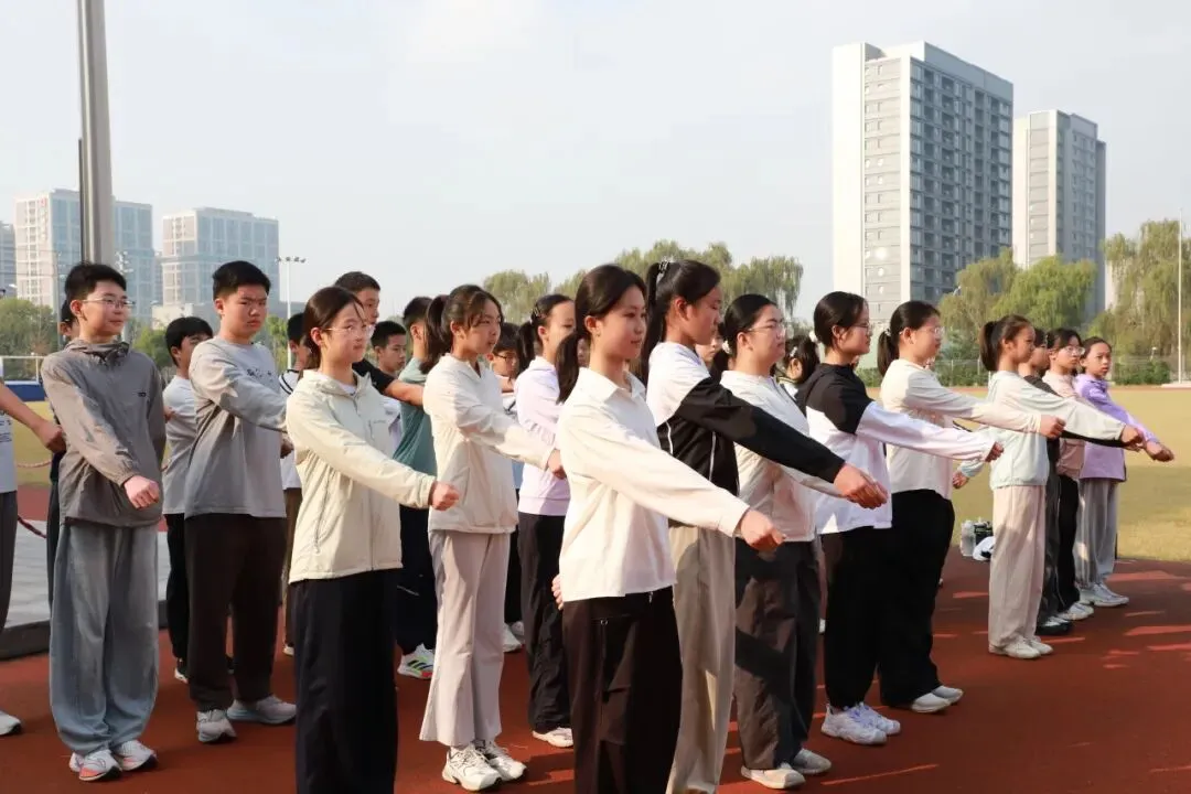 我校初一初二年级队列训练圆满收官‖步履铿锵少年志,青春新程展风采-第11张图片-四季读书网