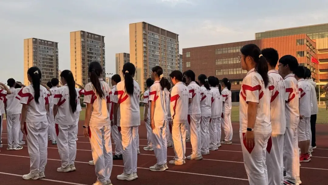 我校初一初二年级队列训练圆满收官‖步履铿锵少年志,青春新程展风采-第12张图片-四季读书网
