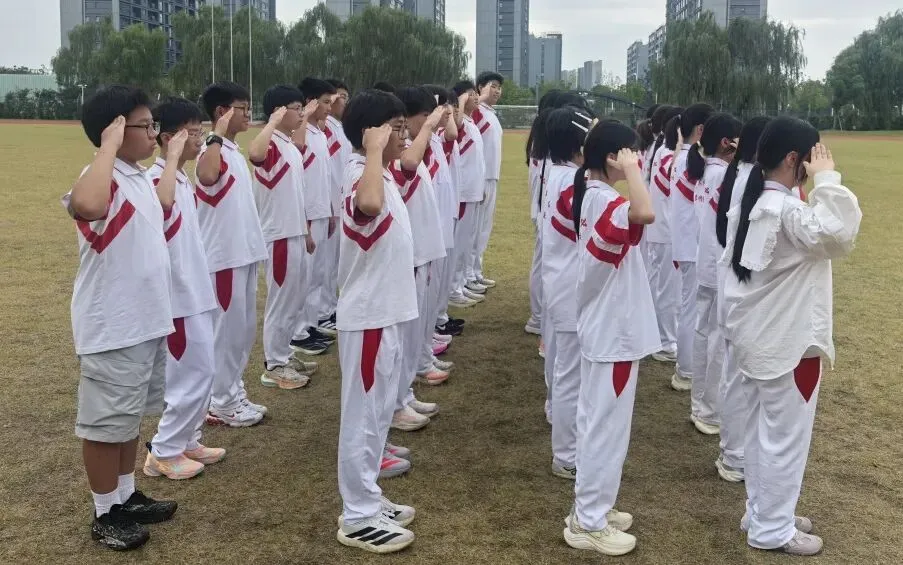 我校初一初二年级队列训练圆满收官‖步履铿锵少年志,青春新程展风采-第14张图片-四季读书网
