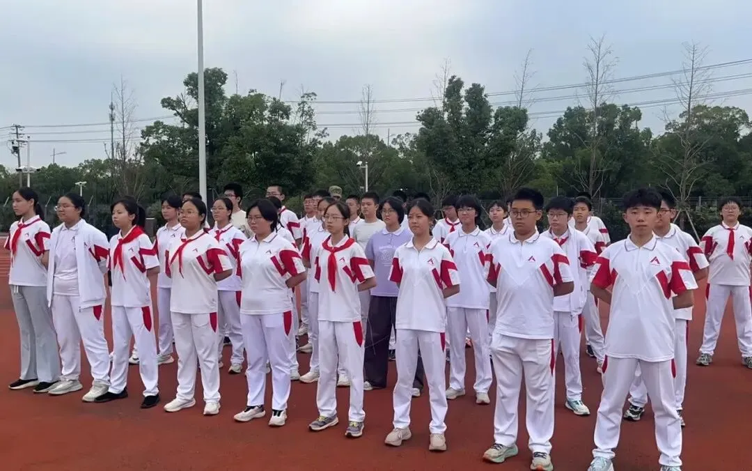我校初一初二年级队列训练圆满收官‖步履铿锵少年志,青春新程展风采-第15张图片-四季读书网