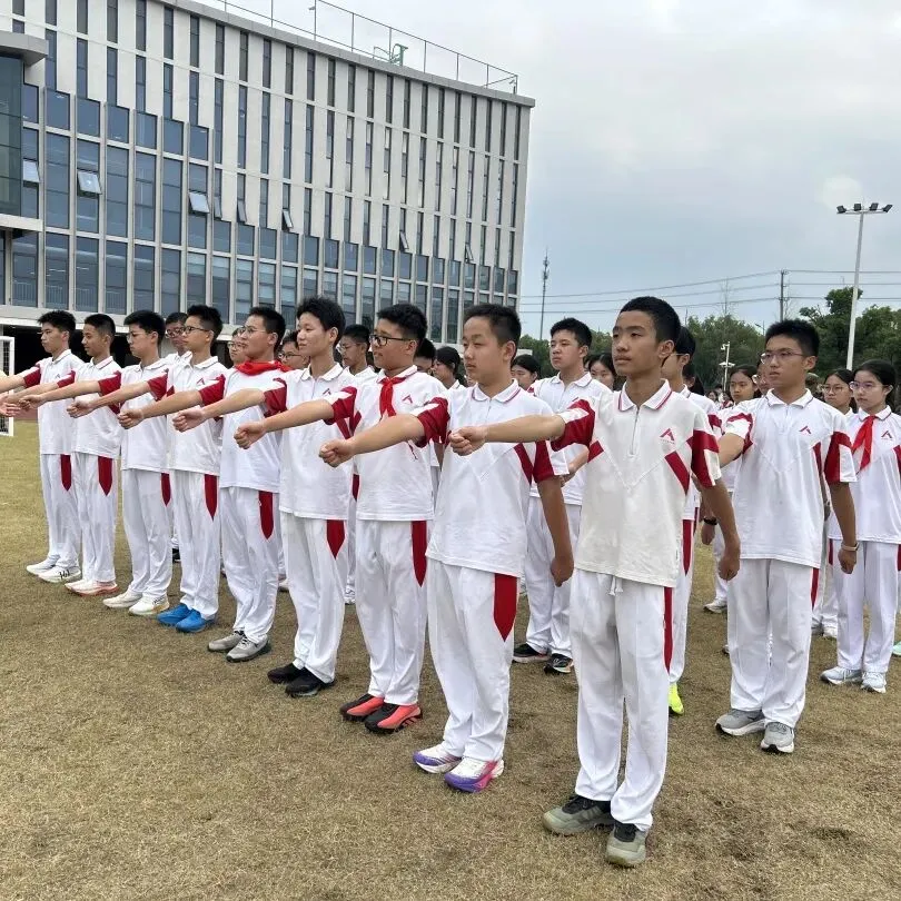 我校初一初二年级队列训练圆满收官‖步履铿锵少年志,青春新程展风采-第16张图片-四季读书网