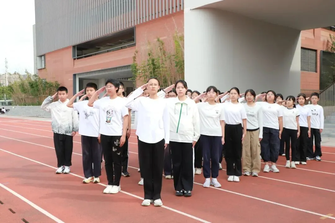 我校初一初二年级队列训练圆满收官‖步履铿锵少年志,青春新程展风采-第19张图片-四季读书网
