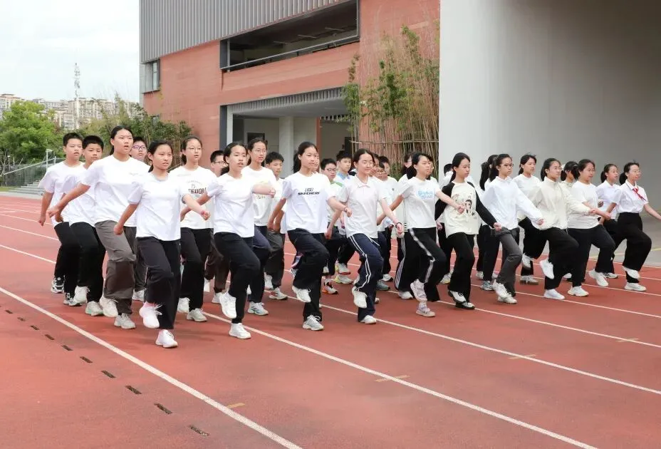 我校初一初二年级队列训练圆满收官‖步履铿锵少年志,青春新程展风采-第20张图片-四季读书网