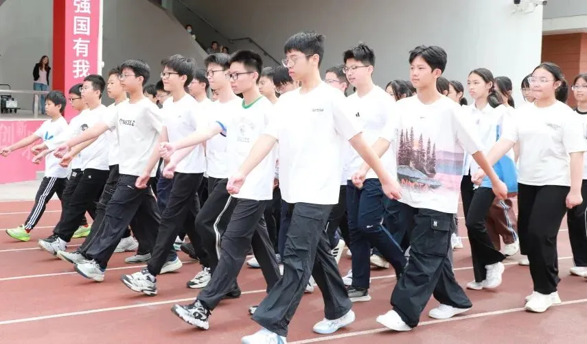 我校初一初二年级队列训练圆满收官‖步履铿锵少年志,青春新程展风采-第22张图片-四季读书网