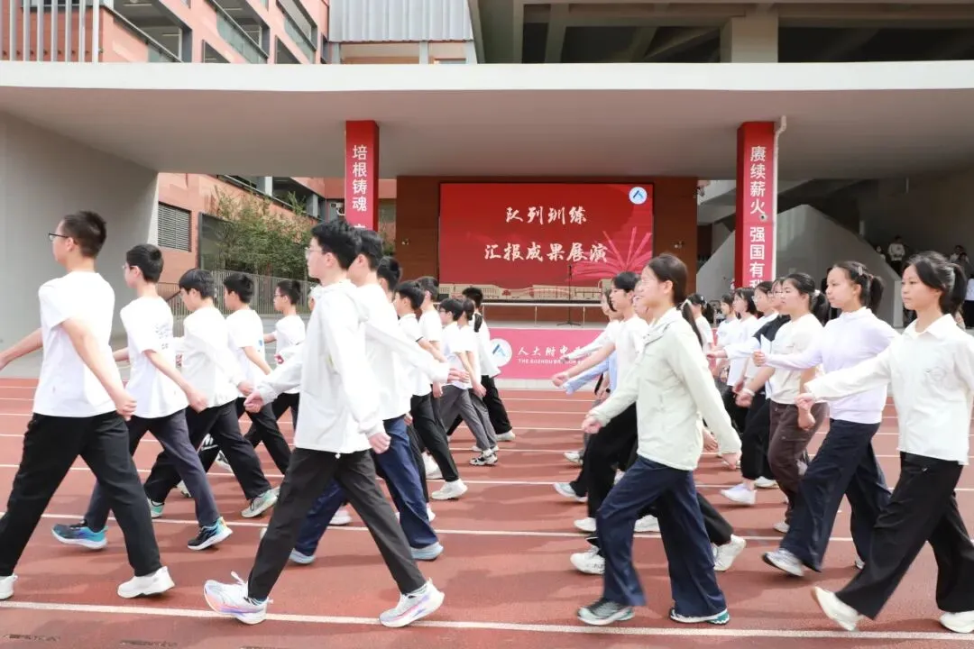 我校初一初二年级队列训练圆满收官‖步履铿锵少年志,青春新程展风采-第23张图片-四季读书网