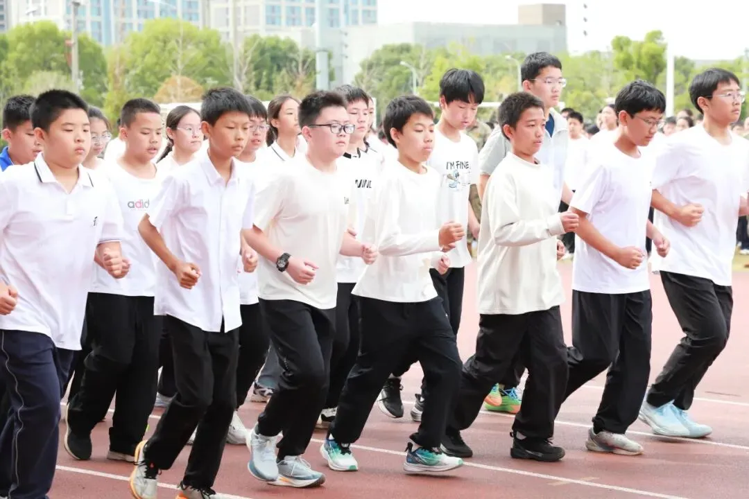 我校初一初二年级队列训练圆满收官‖步履铿锵少年志,青春新程展风采-第24张图片-四季读书网