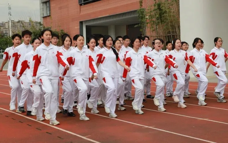 我校初一初二年级队列训练圆满收官‖步履铿锵少年志,青春新程展风采-第27张图片-四季读书网