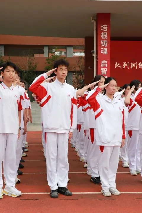 我校初一初二年级队列训练圆满收官‖步履铿锵少年志,青春新程展风采-第28张图片-四季读书网