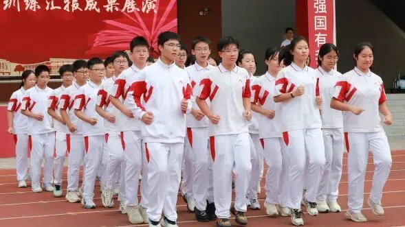 我校初一初二年级队列训练圆满收官‖步履铿锵少年志,青春新程展风采-第31张图片-四季读书网