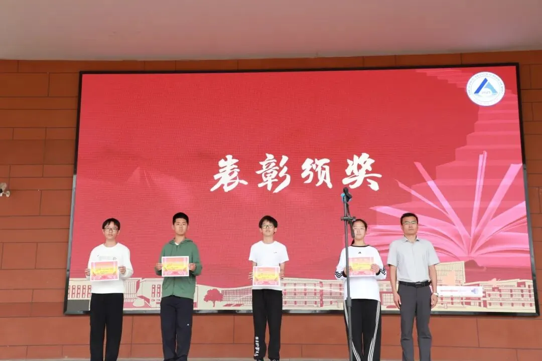我校初一初二年级队列训练圆满收官‖步履铿锵少年志,青春新程展风采-第34张图片-四季读书网