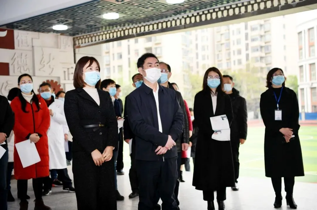 区委书记梅茂发调研我区初三学生返校复学准备工作-第4张图片-四季读书网 区委书记梅茂发调研我区初三学生返校复学准备工作-第4张图片-四季读书网