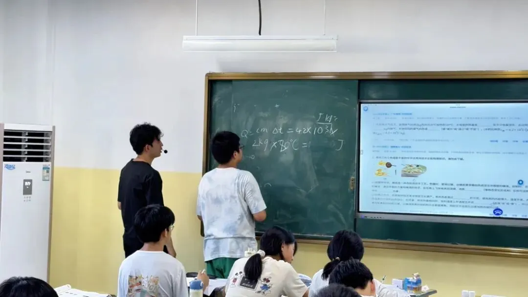 百问百答初三全封闭集训|沉浸式备战中考,全力冲刺理想高中-第5张图片-四季读书网 百问百答初三全封闭集训|沉浸式备战中考,全力冲刺理想高中-第5张图片-四季读书网