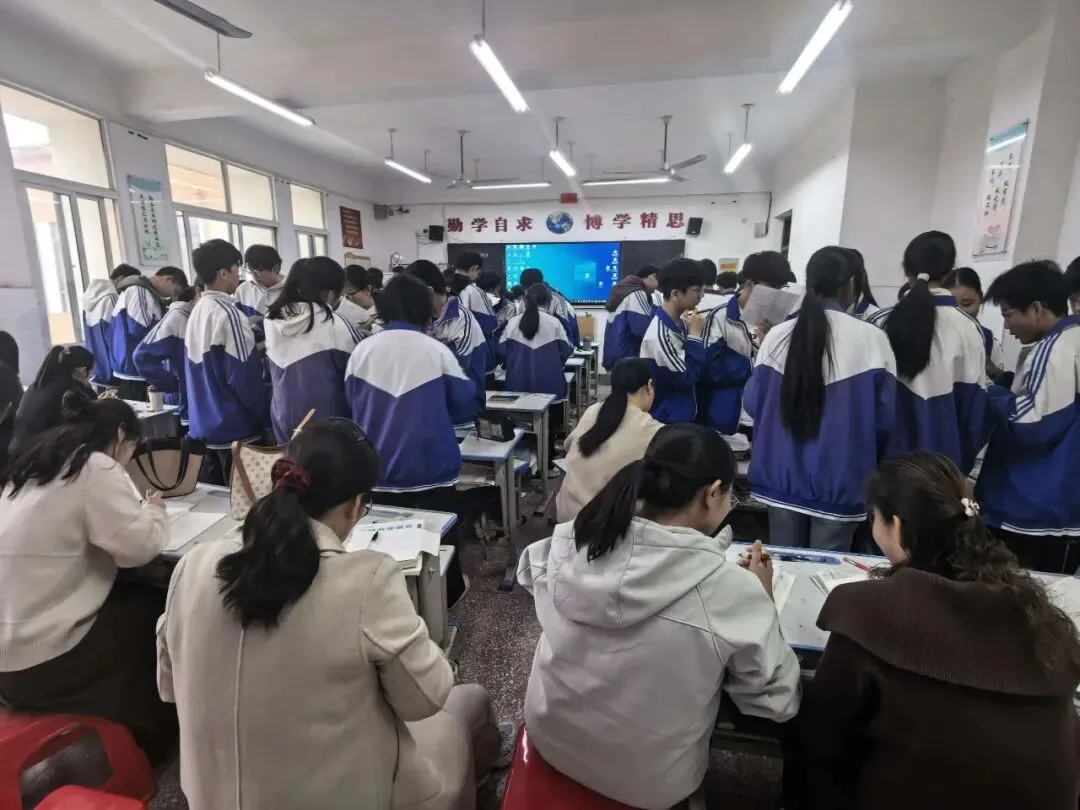 校际携手研课堂,同心聚力备中考——西峡县城区一中与双龙二中开展九年级教学交流研讨活动-第2张图片-四季读书网 校际携手研课堂,同心聚力备中考——西峡县城区一中与双龙二中开展九年级教学交流研讨活动-第2张图片-四季读书网
