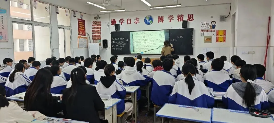校际携手研课堂,同心聚力备中考——西峡县城区一中与双龙二中开展九年级教学交流研讨活动-第4张图片-四季读书网 校际携手研课堂,同心聚力备中考——西峡县城区一中与双龙二中开展九年级教学交流研讨活动-第4张图片-四季读书网