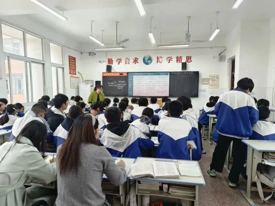 校际携手研课堂,同心聚力备中考——西峡县城区一中与双龙二中开展九年级教学交流研讨活动-第5张图片-四季读书网 校际携手研课堂,同心聚力备中考——西峡县城区一中与双龙二中开展九年级教学交流研讨活动-第5张图片-四季读书网