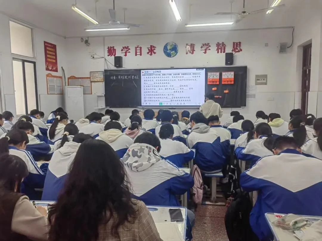 校际携手研课堂,同心聚力备中考——西峡县城区一中与双龙二中开展九年级教学交流研讨活动-第6张图片-四季读书网 校际携手研课堂,同心聚力备中考——西峡县城区一中与双龙二中开展九年级教学交流研讨活动-第6张图片-四季读书网