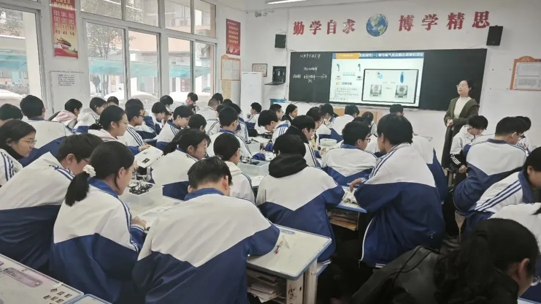 校际携手研课堂,同心聚力备中考——西峡县城区一中与双龙二中开展九年级教学交流研讨活动-第7张图片-四季读书网 校际携手研课堂,同心聚力备中考——西峡县城区一中与双龙二中开展九年级教学交流研讨活动-第7张图片-四季读书网