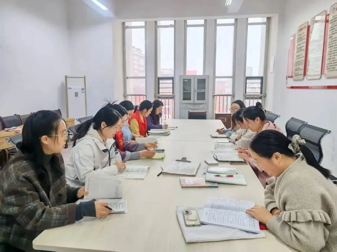 校际携手研课堂,同心聚力备中考——西峡县城区一中与双龙二中开展九年级教学交流研讨活动-第8张图片-四季读书网 校际携手研课堂,同心聚力备中考——西峡县城区一中与双龙二中开展九年级教学交流研讨活动-第8张图片-四季读书网