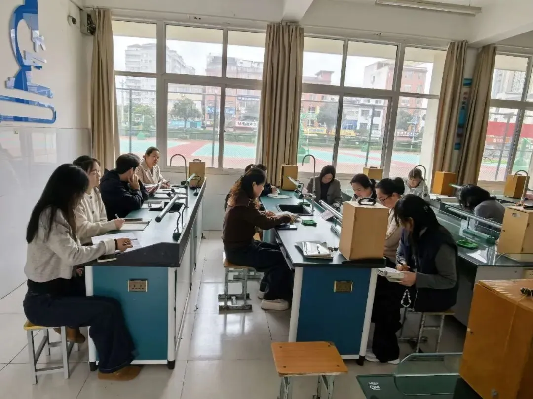 校际携手研课堂,同心聚力备中考——西峡县城区一中与双龙二中开展九年级教学交流研讨活动-第9张图片-四季读书网 校际携手研课堂,同心聚力备中考——西峡县城区一中与双龙二中开展九年级教学交流研讨活动-第9张图片-四季读书网
