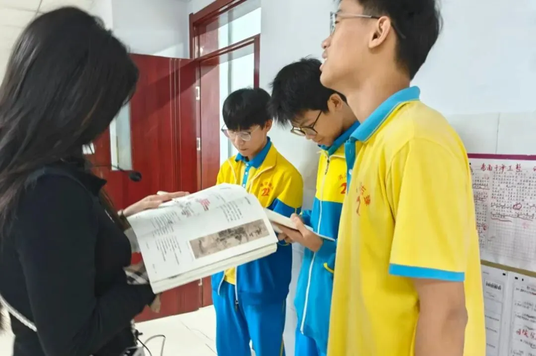 初二18班 | 从拔河到书海:“全能18班”的青春太燃了!-第4张图片-四季读书网