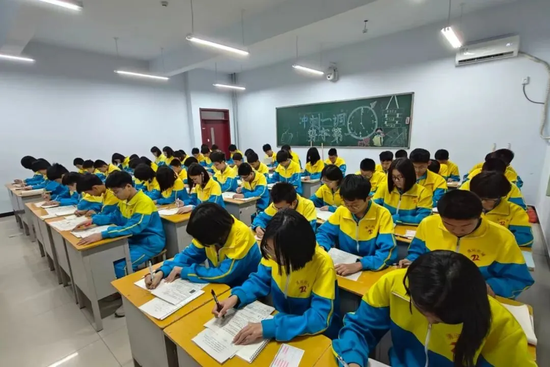 初二18班 | 从拔河到书海:“全能18班”的青春太燃了!-第12张图片-四季读书网