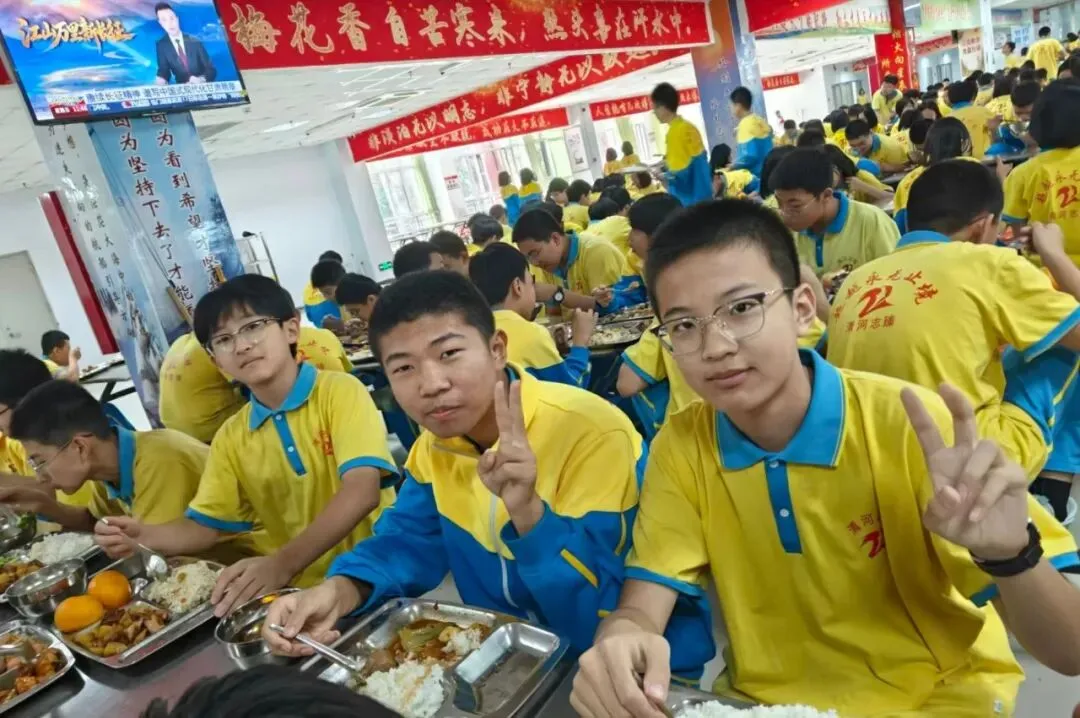 初二18班 | 从拔河到书海:“全能18班”的青春太燃了!-第15张图片-四季读书网