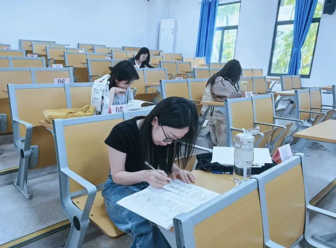 精研中考真题,锤炼讲题本领——福州鳌峰学校举行第五届青年教师教学技能比赛-第2张图片-四季读书网