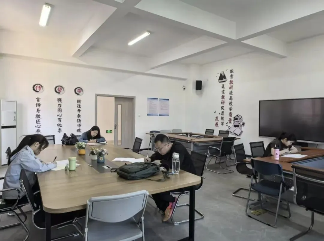 精研中考真题,锤炼讲题本领——福州鳌峰学校举行第五届青年教师教学技能比赛-第3张图片-四季读书网