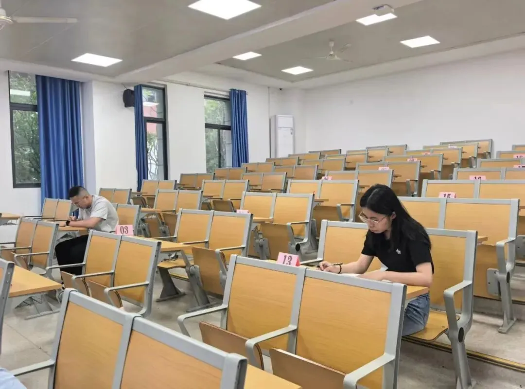精研中考真题,锤炼讲题本领——福州鳌峰学校举行第五届青年教师教学技能比赛-第5张图片-四季读书网