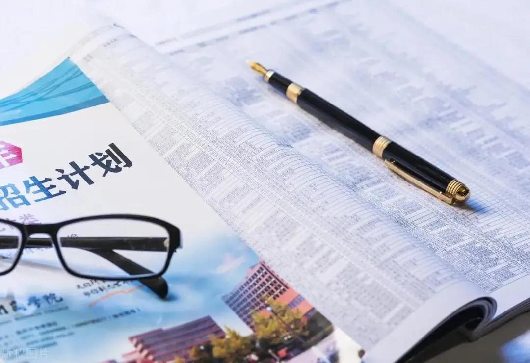 高考志愿参考:从热门沦为天坑?2027年高考医学专业还值得报吗?-第1张图片-四季读书网 高考志愿参考:从热门沦为天坑?2027年高考医学专业还值得报吗?-第1张图片-四季读书网
