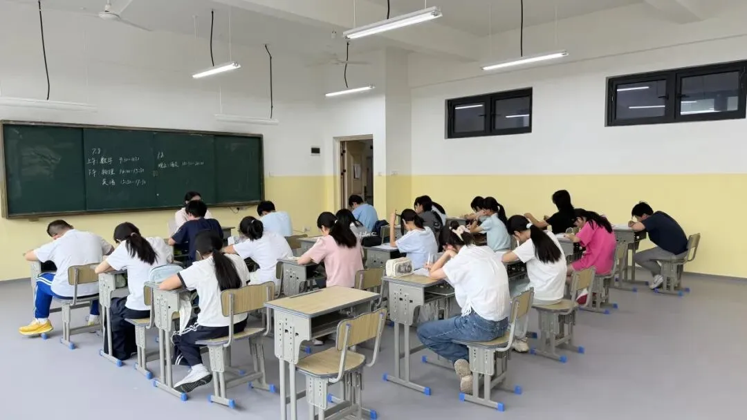 百问百答|初三全封闭中考集训冲刺营开启!吃住学一体,专心备战江西中考-第1张图片-四季读书网