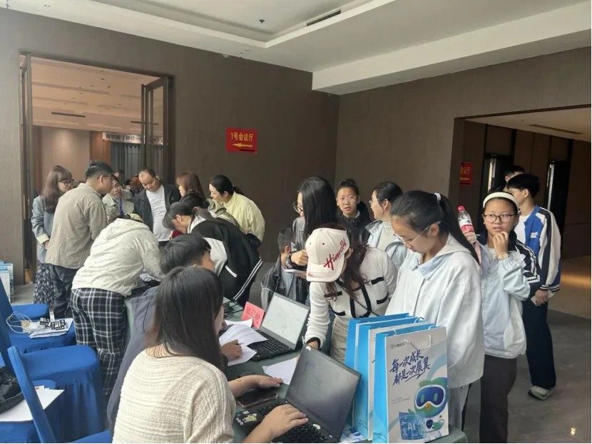 初一开局,三年布局:小鹰爱学家庭成长讲座全国开展中-第10张图片-四季读书网