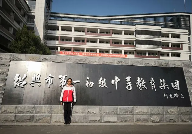 初二女生居然为名校题写校名!太棒了!-第2张图片-四季读书网 初二女生居然为名校题写校名!太棒了!-第2张图片-四季读书网
