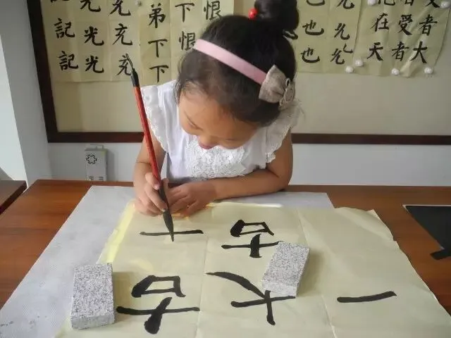 初二女生居然为名校题写校名!太棒了!-第8张图片-四季读书网 初二女生居然为名校题写校名!太棒了!-第8张图片-四季读书网
