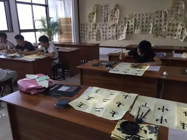 初二女生居然为名校题写校名!太棒了!-第9张图片-四季读书网 初二女生居然为名校题写校名!太棒了!-第9张图片-四季读书网