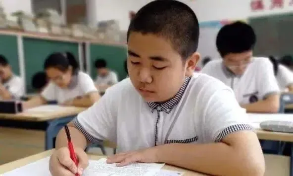小学生“倒数第一”试卷火了,巧妙避开所有正确答案,气笑老师-第2张图片-四季读书网