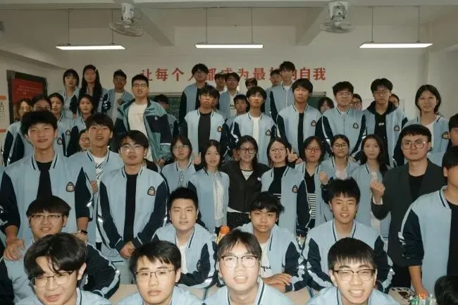 父母重病,安徽高三女生欲放弃高考、照顾家人;师生暖心接力全力挽留-第1张图片-四季读书网 父母重病,安徽高三女生欲放弃高考、照顾家人;师生暖心接力全力挽留-第1张图片-四季读书网