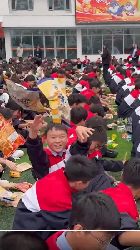 初三学生抢零食解压活动,班主任带头,快出残影-第9张图片-四季读书网