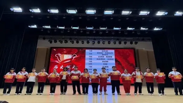 初二年级举行“聚力启新程,笃行向初二”阶段性表彰大会-第20张图片-四季读书网