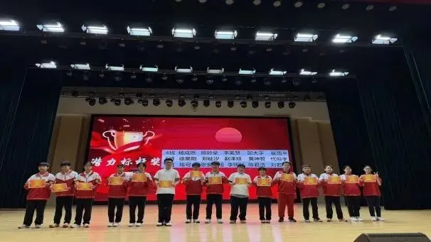 初二年级举行“聚力启新程,笃行向初二”阶段性表彰大会-第22张图片-四季读书网